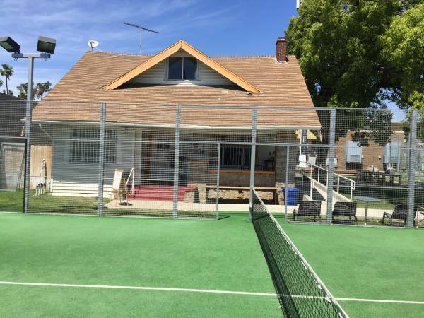 Paddleboard court available in bright and sunny Hollywood, off Sunset Blvd Paddleboard court available in bright and sunny Hollywood, off Sunset Blvd