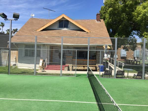 Paddleboard court available in bright and sunny Hollywood, off Sunset Blvd Paddleboard court available in bright and sunny Hollywood, off Sunset Blvd
